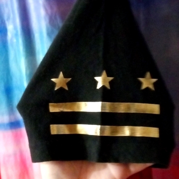 Black & gold guess men's short sleeve t-shirt.(size L) - Picture 4 of 5